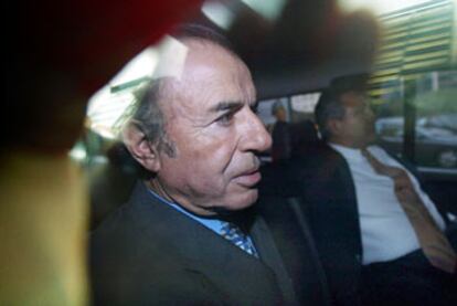 El ex presidente argentino Carlos Menem, ayer a la salida de un hotel en el centro de Buenos Aires.