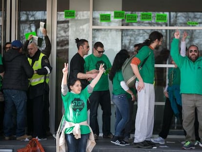 Activistes de la PAH davant de la seu de Blackstone al Prat de Llobregat.