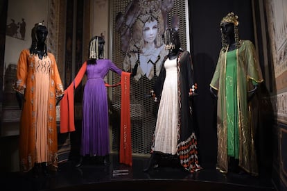 Vestidos utilizados por Elizabeth Taylor en la película 'Cleopatra' (1963), expuestos en la muestra organizada en Roma por Bulgari.