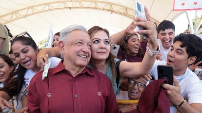 López Obrador se hace una foto con simpatizantes.