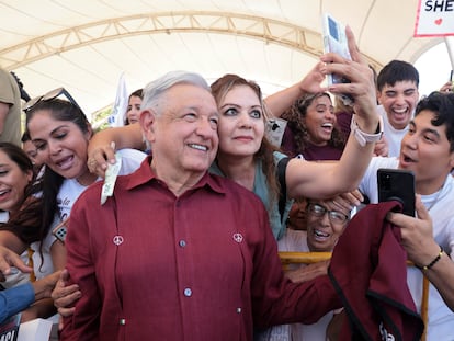 López Obrador se hace una foto con simpatizantes en Lerdo (Estado de Durango), el 16 de junio.