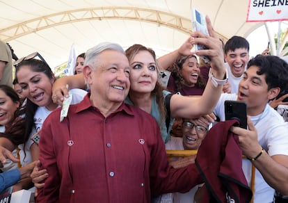 López Obrador se hace una foto con simpatizantes en Lerdo (Estado de Durango), el 16 de junio.