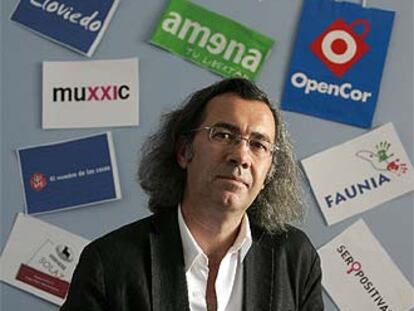 Fernando Beltrán, delante de algunos de los nombres creados por él para diferentes empresas.