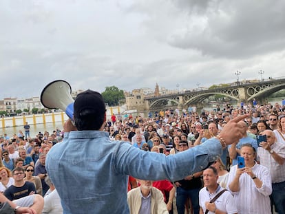 Luis Pérez, más conocido como Alvise Pérez, cabeza de lista de la candidatura Se Acabó La Fiesta, que participa en las elecciones europeas que se celebran este domingo, se dirige este viernes a sus seguidores junto al puente de Triana, en Sevilla.