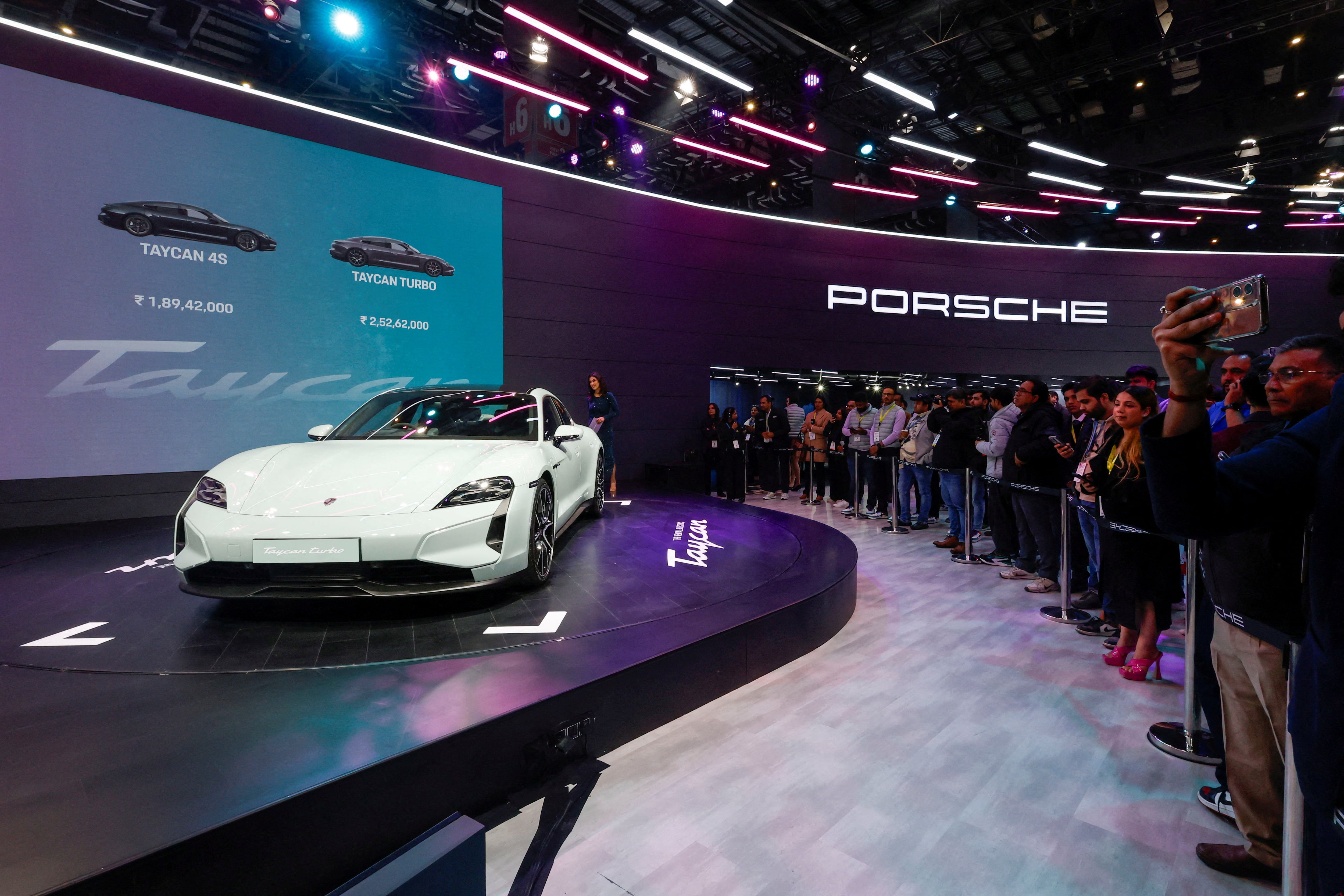 El Porsche Taycan eléctrico en el Salón del Automóvil de Nueva Delhi, en enero.