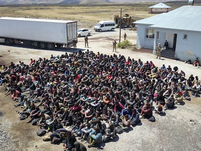 Un grupo de migrantes después de haber sido descubiertos por la gendarmería turca ocultos en un camión, el pasado agosto.