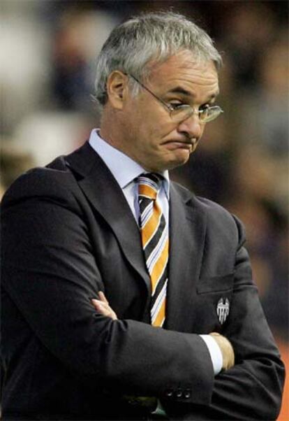 Claudio Ranieri, con un gesto de preocupación, durante un partido.