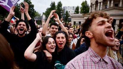 Varios ciudadanos celebran la victoria de la izquierda en Francia.