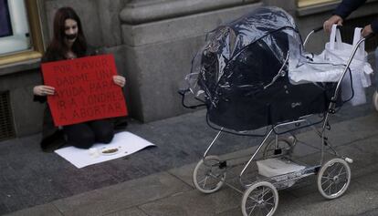 Una activista del derecho al aborto, ayer en una calle de Madrid.