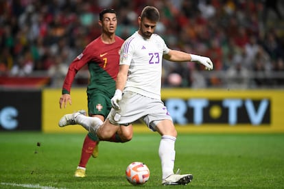 Unai Simón golpea el balón ante Cristiano Ronaldo en el Portugal-España de este martes.