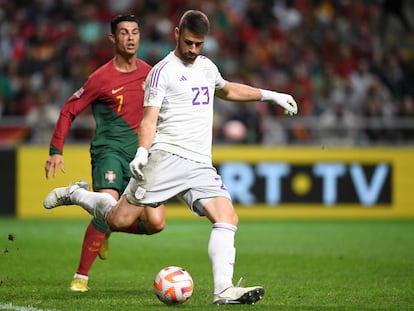 Unai Simón golpea el balón ante Cristiano Ronaldo en el Portugal-España de este martes.