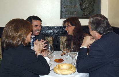 El presidente del Gobierno, José María Aznar, y el presidente de Argentina, Néstor Kirchner, acompañados de sus respectivas esposas, Ana Botella y Cristina Fernández, durante la cena en un restaurante de Madrid celebrada en enero de 2004.