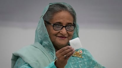 La primera ministra de Bangladés, Sheikh Hasina, muestra su papeleta mientras deposita su voto en un centro electoral de Daca, capital del país, el domingo 7 de enero de 2024.
