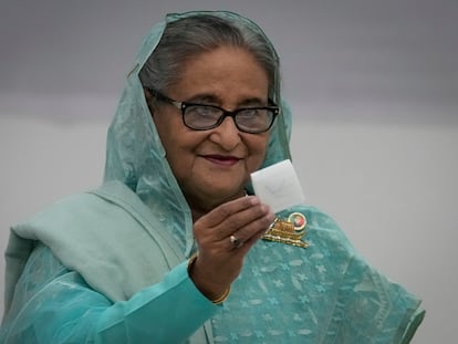 La primera ministra de Bangladés, Sheikh Hasina, muestra su papeleta mientras deposita su voto en un centro electoral de Daca, capital del país, el domingo 7 de enero de 2024.