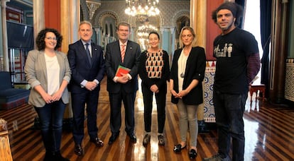 De izquierda a derecha de la imagen, Ana Viñals de Podemos, Alfonso Gil del PSE, Juan María Aburto del PNV, Jone Goirizelaia de EH Bildu, Raquel González del PP y Samir Ladhou de Ganemos Goazen.