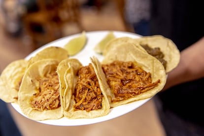 Plato de tacos en el restaurante Taquería Mi Ciudad, en Madrid.