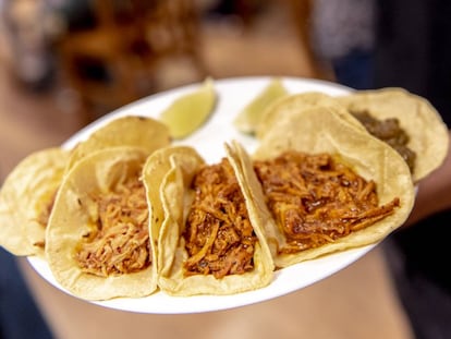 Plato de tacos en el restaurante Taquería Mi Ciudad, en Madrid.