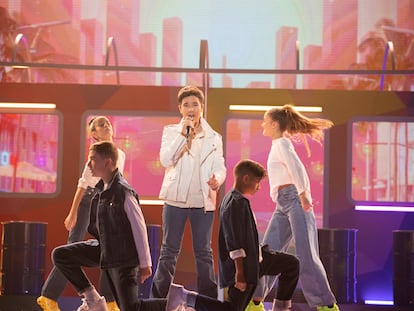 Levi Díaz (en el centro), en un ensayo de Eurovisión Junior este martes en París.