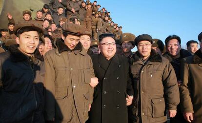 El l&iacute;der norcoreano Kim Jong Un durante el lanzamiento de un misil de alcance la semana pasada en Pyongyang. 