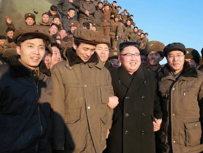 El l&iacute;der norcoreano Kim Jong Un durante el lanzamiento de un misil de alcance la semana pasada en Pyongyang. 