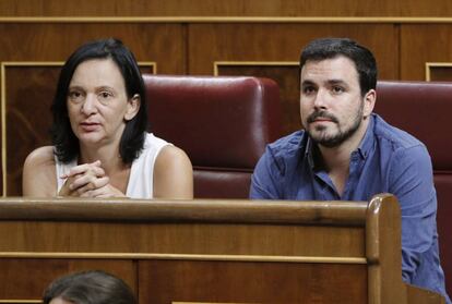 La secretaria de Análisis Político y Social de Podemos y diputada por Madrid, Carolina Bescansa, junto al coordinador federal de Izquierda Unida, Alberto Garzón, momentos antes de la sesión constitutiva de las Cortes Generales de la XII Legislatura.