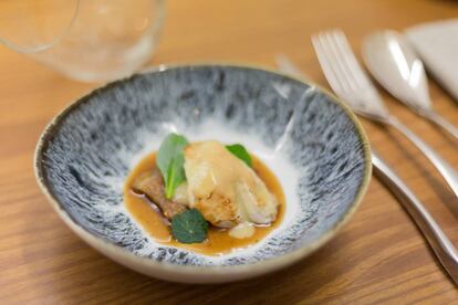 Cococha de bacalao y rabito de cerdo a la brasa con falso pilpil de olluco, uno de los platos de Galerna Jan Edan.