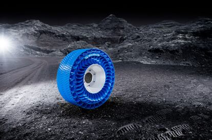 Prototipo de un neumático Michelin en la Luna.