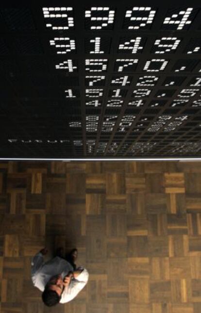 Un bróker observa información de Bolsa en Fráncfort.