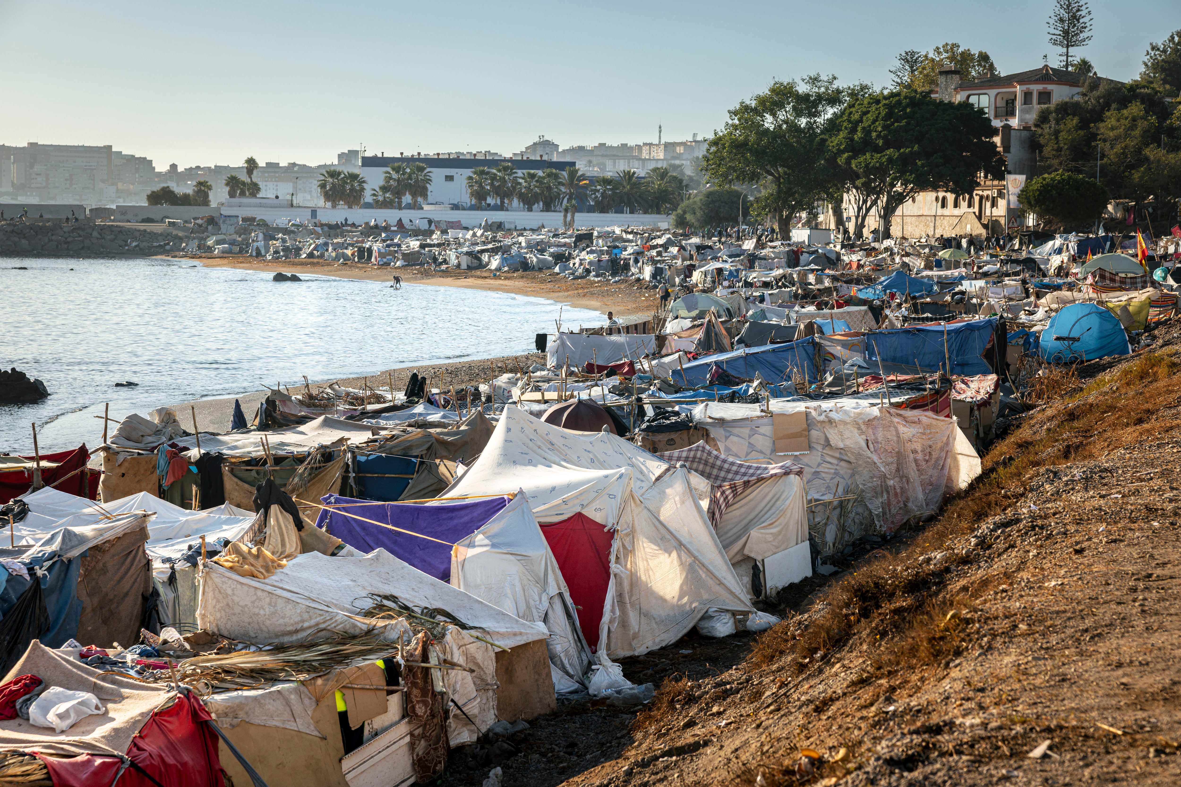 El Gobierno confía en despejar las playas de Ceuta tras desbloquear la Audiencia Nacional el traslado al puerto