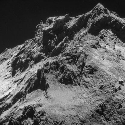 La nau Rosetta ha descobert que el cometa t una forma irregular, amb dos lbuls, com un aneguet de goma, diuen els cientfics, amb cap i cos. El 'Philae' ha aterrat al cap.