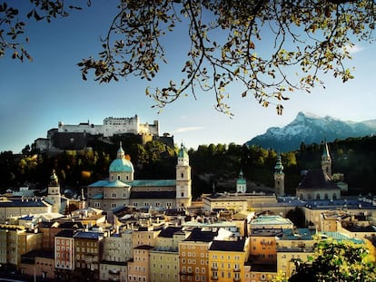 El centro histórico de Salzburgo con su afamado castillo y las montañas de los Alpes al fondo.