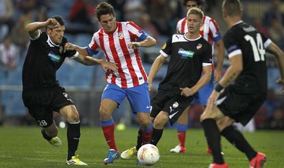 Koke, rodeado de jugadores del FC Viktoria Plzen.