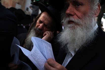 Los religiosos protestaron en el barrio de Mea Sharim en Jerusalén contra el fin de la exención militar que disfrutaban. 