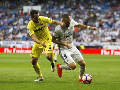 Benzema y Mario durante el partido.