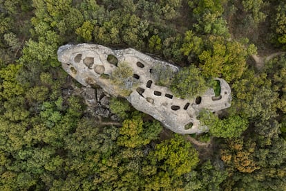 Piedra de los Moros, en Ayera (Huesca). Conjunto rocoso asociado a ancestrales rituales de fertilidad. Unas escaleras esculpidas en la piedra conducen a varios silos interconectados.