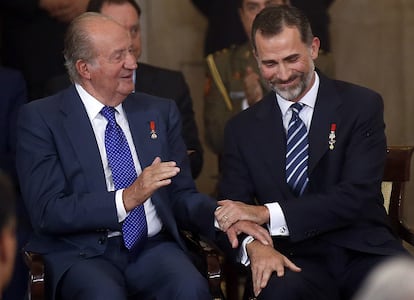 La conmemoración del ingreso de España en la UE también ha permitido ver una imagen poco habitual durante el primer año de reinado de Felipe VI. Padre e hijo han presidido juntos el aniversario de la firma del tratado de adhesión, en el Palacio Real. El actual Monarca ha alabado a su padre durante su discurso, unas palabras muy aplaudidas por anterior jefe de Estado, que ha recibido una gran ovación al término del acto.