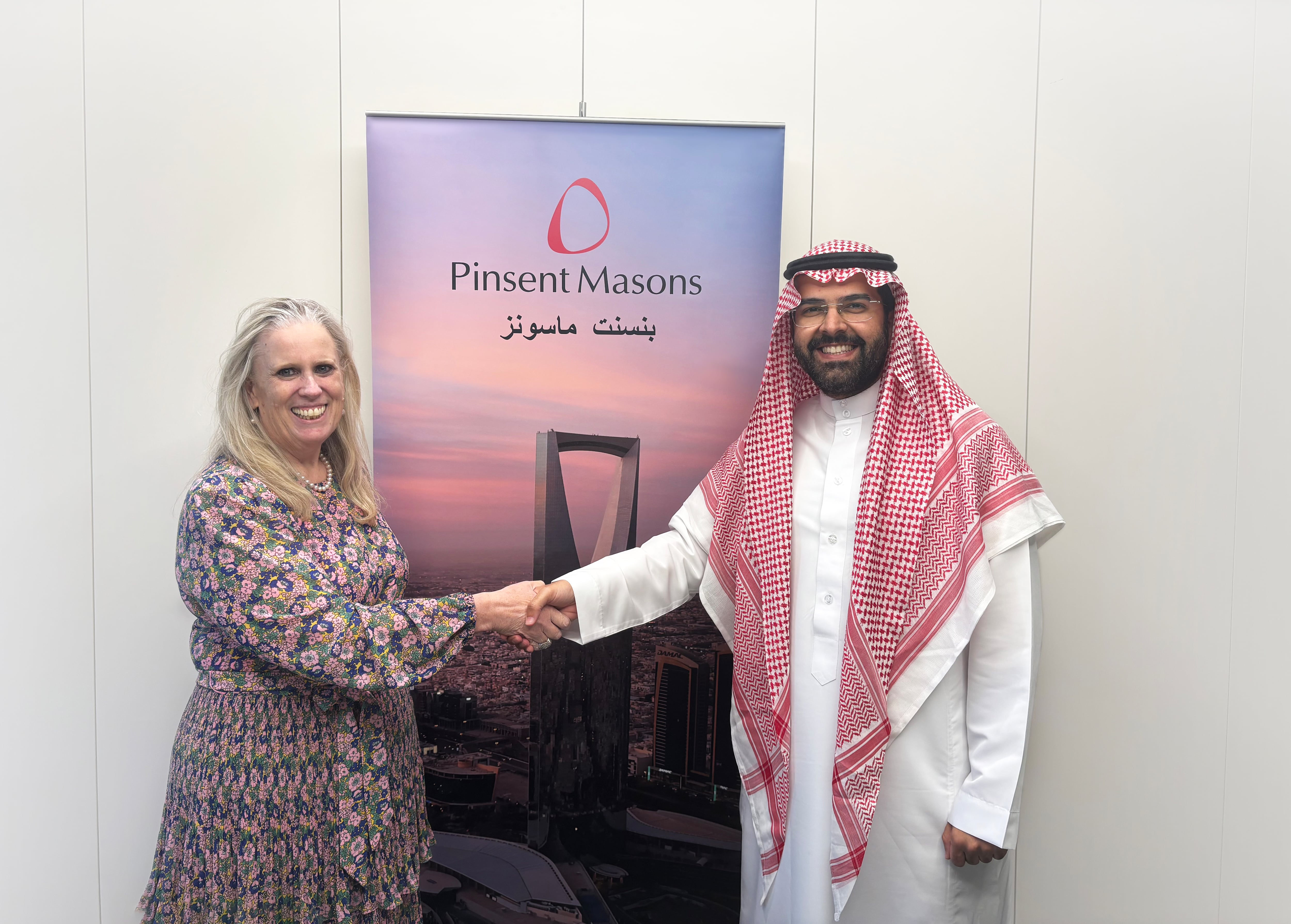 Catherine Workman, socia responsable de Oriente Medio en Pinsent Masons, y Ibrahim Alajaji, socio director de Pinsent Masons Saudi Arabia.