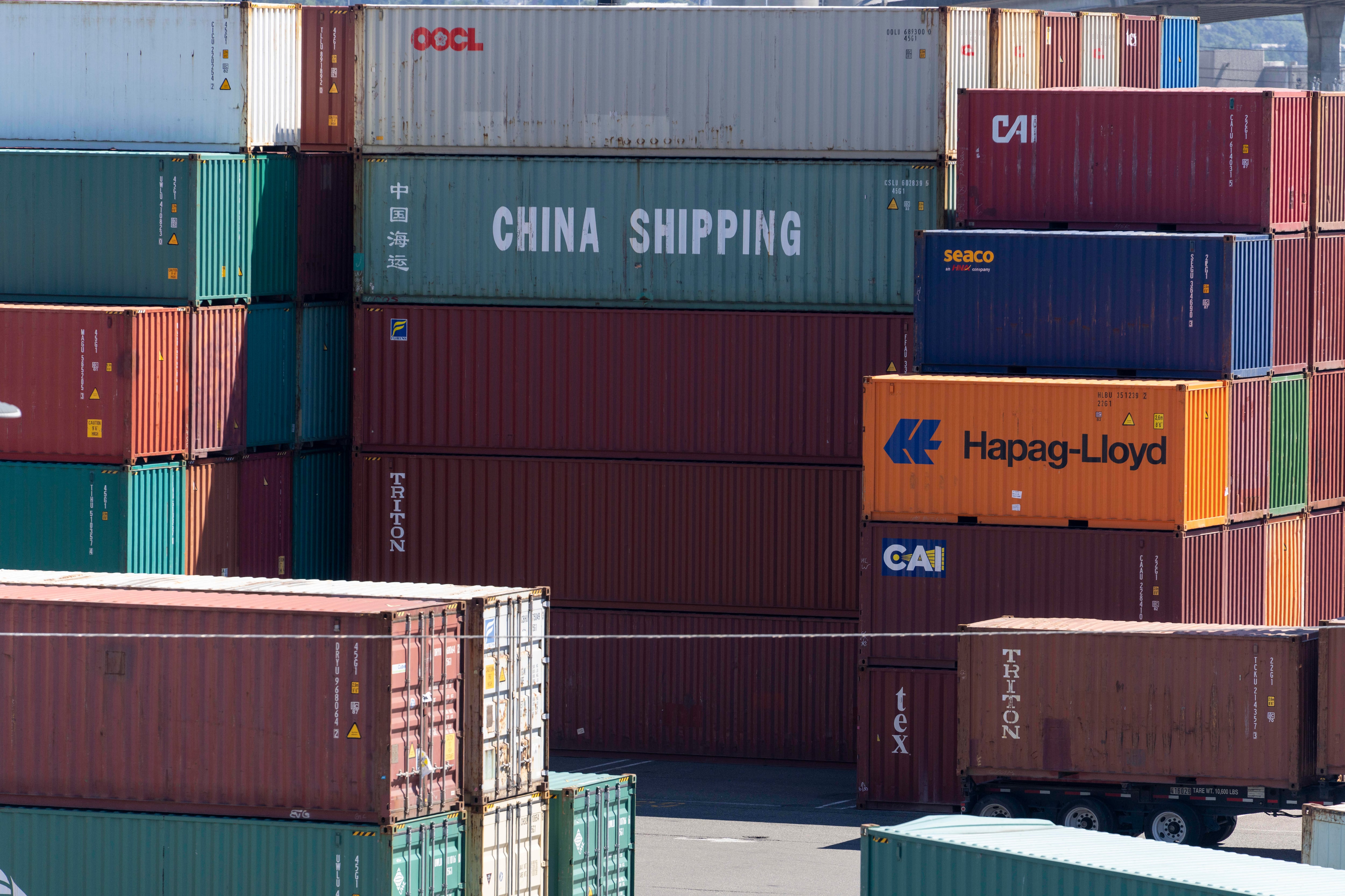 Estados Unidos reduce su déficit comercial un 1,2% por el ti