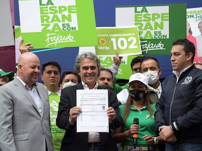 El precandidato colombiano Sergio Fajardo del partido político Alianza Social Independiente "ASI", levanta un documento durante su presentación luego de su registro como candidato en Bogotá, el pasado 4 de febrero.