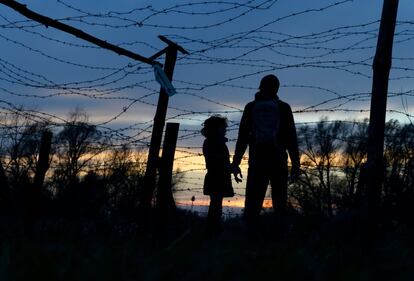 Un padre y su hijo visitan el monumento a la libertad, restos de la cerca de alambre de púas que divide a Austria de la antigua Checoslovaquia, en Devinska Nova Ves, Eslovaquia, el 17 de noviembre de 2019 para conmemorar el 30 aniversario de la pacífica Revolución de Terciopelo que derrocó al régimen comunista. en la antigua Checoslovaquia hace 30 años. 