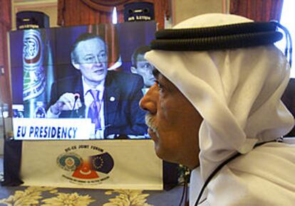 Un periodista de Qatar escucha al ministro español Josep Piqué, en la reunión de Estambul.
