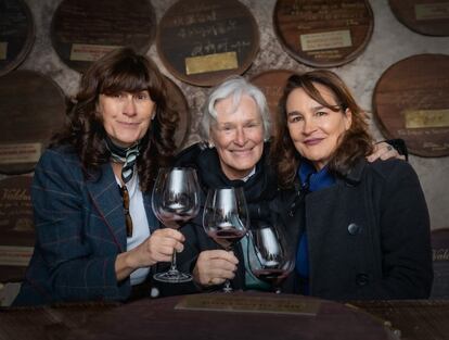 La actriz norteamericana entre Carolina (izquierda) y Yolanda García Viadero, fundadoras de Bodegas Valduero.