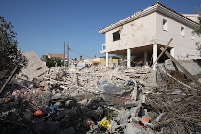 <b>La fàbrica dels explosius.</b> Restes del xalet a la urbanització Montecarlo d'Alcanar ocupat pels terroristes on es va produir la potent explosió que va esfondrar l'habitatge per complet. Entre les runes es troben dos morts, Youssef Aallaa i l'iman Abdelbaki Es Satty, i un ferit, Mohamed Houli Chemlal. Els terroristes emmagatzemaven 106 bombones. Algunes d'elles es poden veure en primer terme.