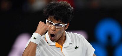 Chung celebra su victoria contra Djokovic, ayer en Melbourne.