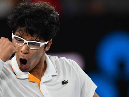 Chung celebra su victoria contra Djokovic, ayer en Melbourne.