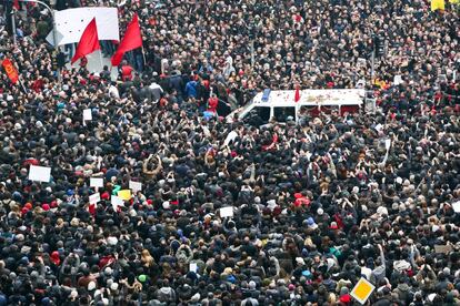 Miles de personas asisten al funeral de Berkin Elvan, el joven de 15 años que ha muerto tras 269 días en coma como consecuencia del impacto de un bote de gas disparado por la policía. La muerte del chico ha reavivado las protestas contra Erdogan en Turquía.