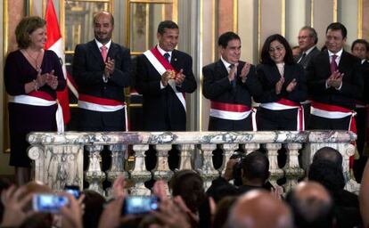 Humala, el tercero por la izquierda, junto a sus nuevos ministros