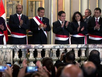 Humala, o terceiro da esquerda, com seus novos ministros.
