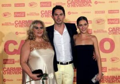 El director Paco León posa con las actrices María León (d) y Carmen Barrientos (i), hermana y madre del director respectivamente, a su llegada al estreno de su película "Carmina o revienta" en Madrid. EFE/Archivo