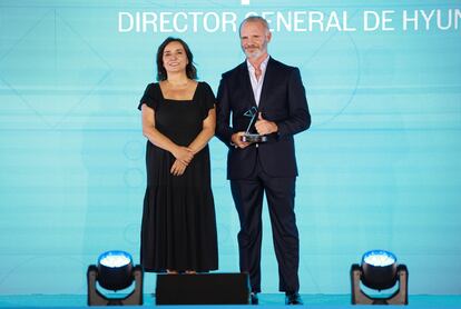 Pepa Bueno, directora de El País, y Leopoldo Satrústegui, director general de Hyundai España, premio El País al mejor coche del año por el  Hyundai Kona. 